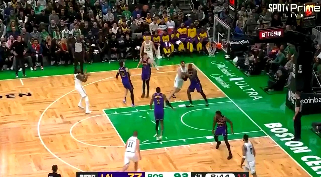 爱游戏app-活塞队在客场比赛中遭遇重要球员受伤