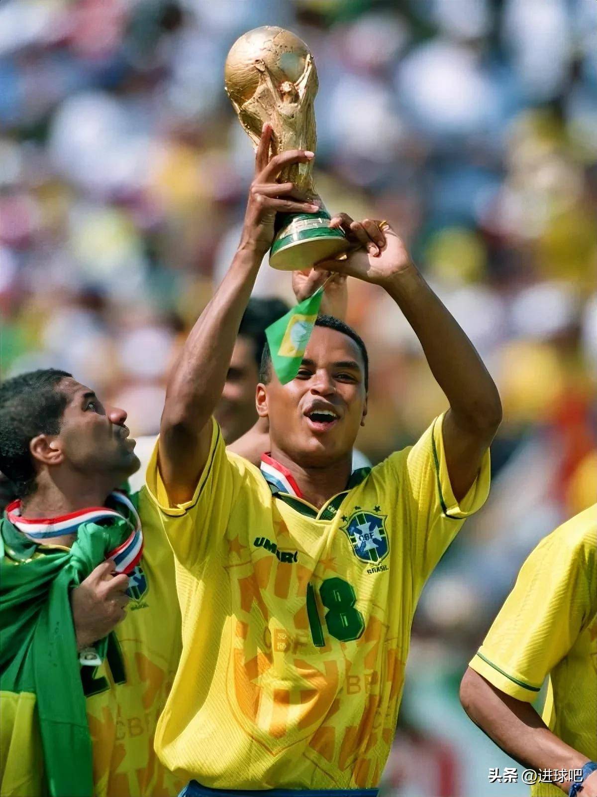 巴西队遭遇巴拉圭队挑战，惜败出局