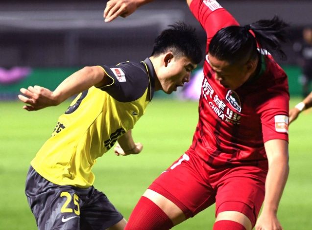 重庆队在与青岛队的激烈对决中取得胜利 重庆队在与青岛队的激烈对决中取得胜利