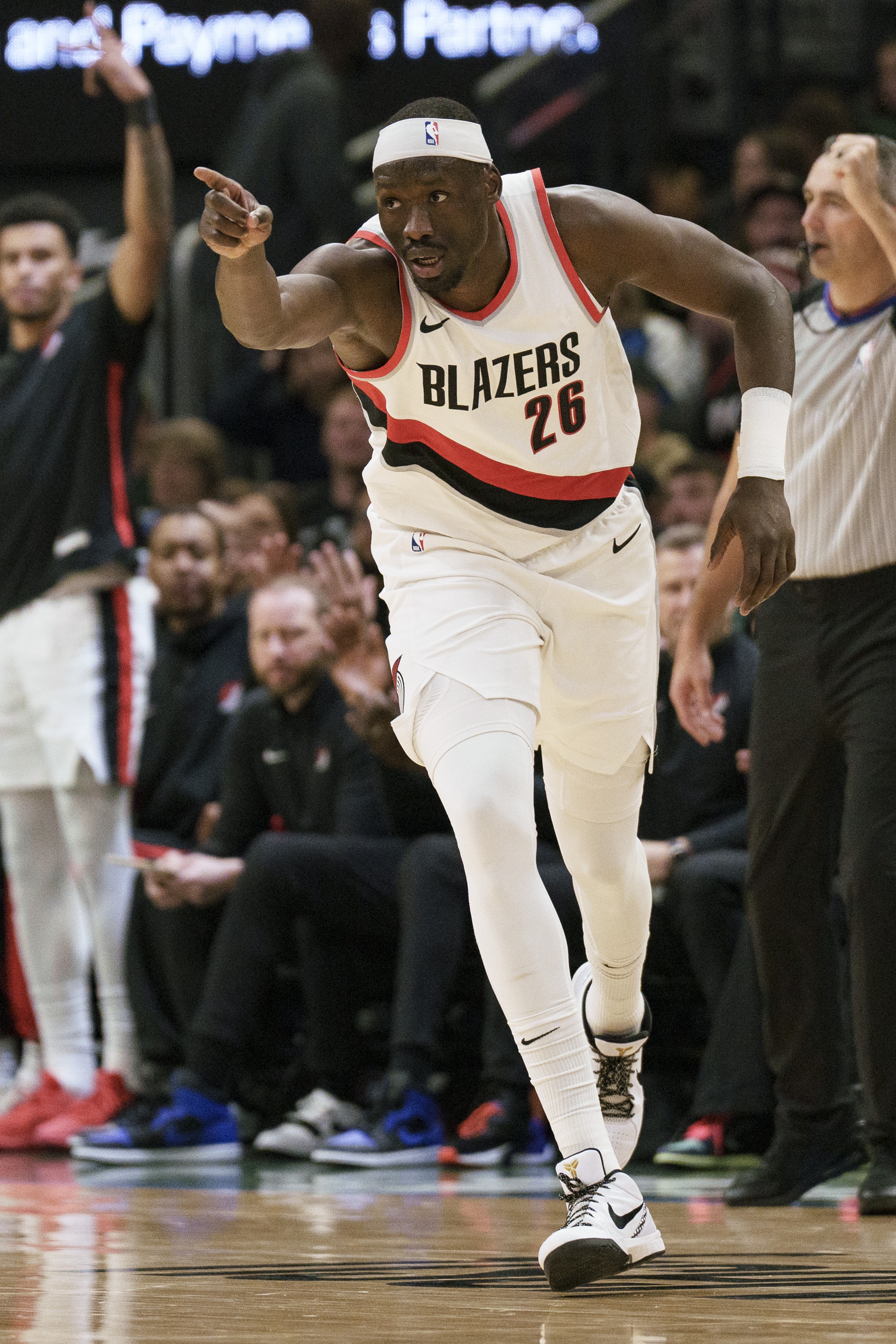 爱游戏在线-开拓者队全队发威，主场压制对手成功进军季后赛的简单介绍