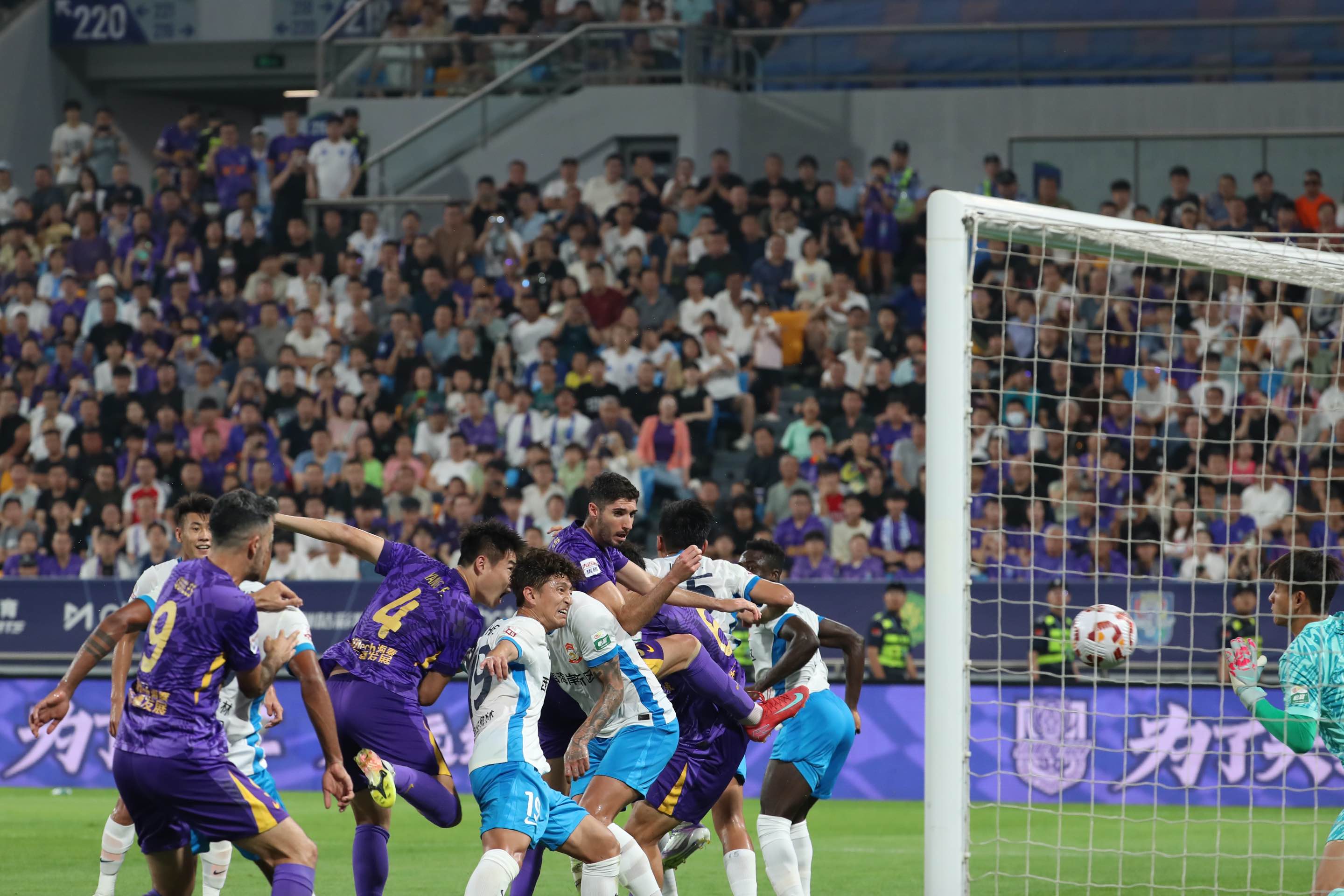 比赛过程中各队球员展现了顽强的斗志 比赛过程中各队球员展现了顽强的斗志