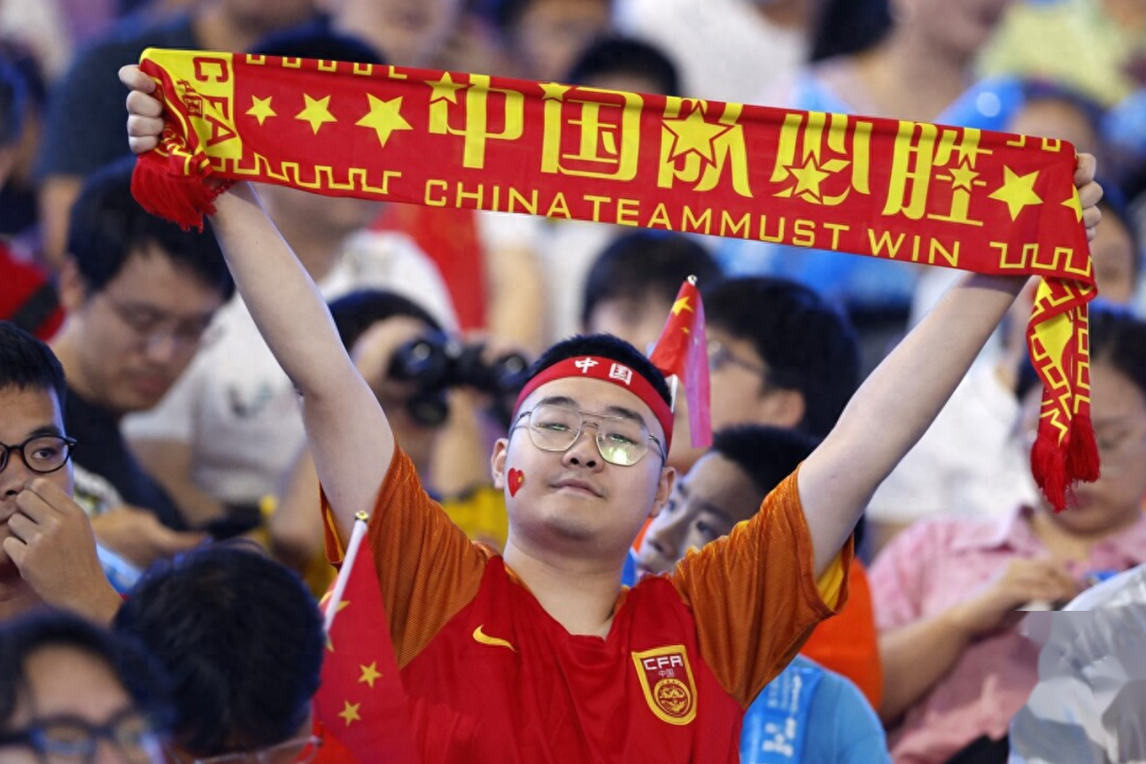 球队在比赛中表现出色，连续战胜对手