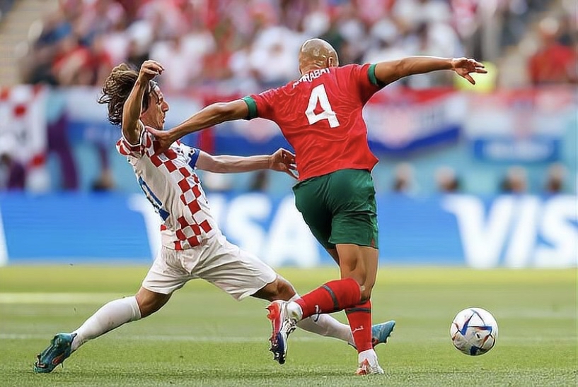 球员们在比赛中展现出色表现，赛场上场面火爆