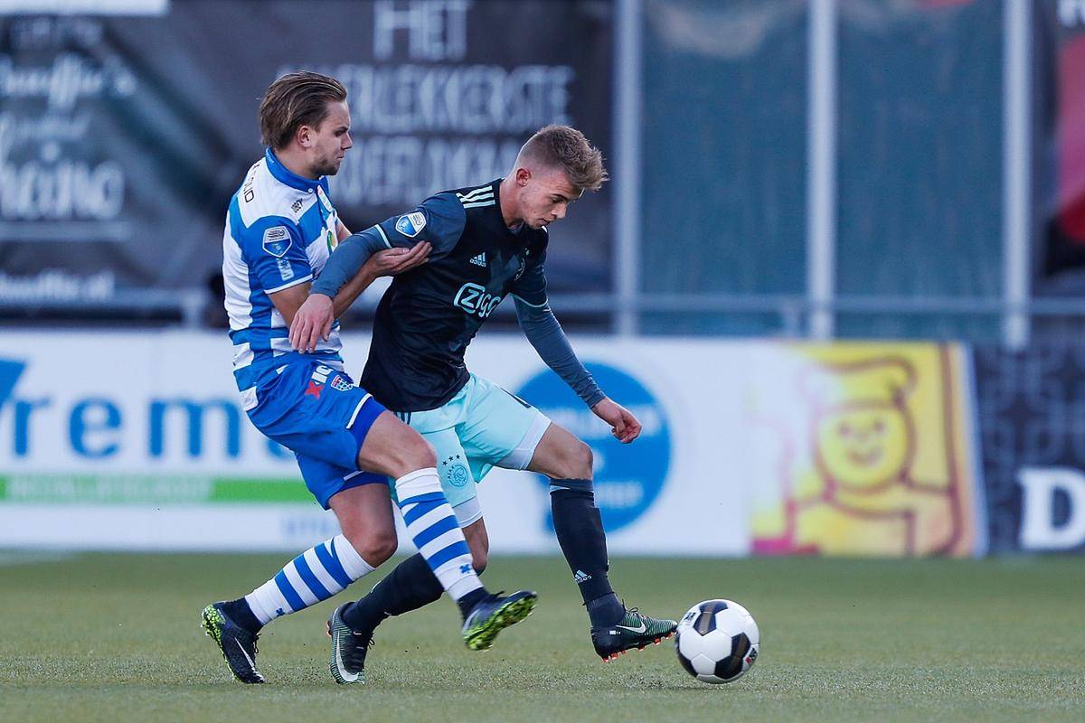 包含阿贾克斯后防稳固，乌德勒支主场难获分的词条