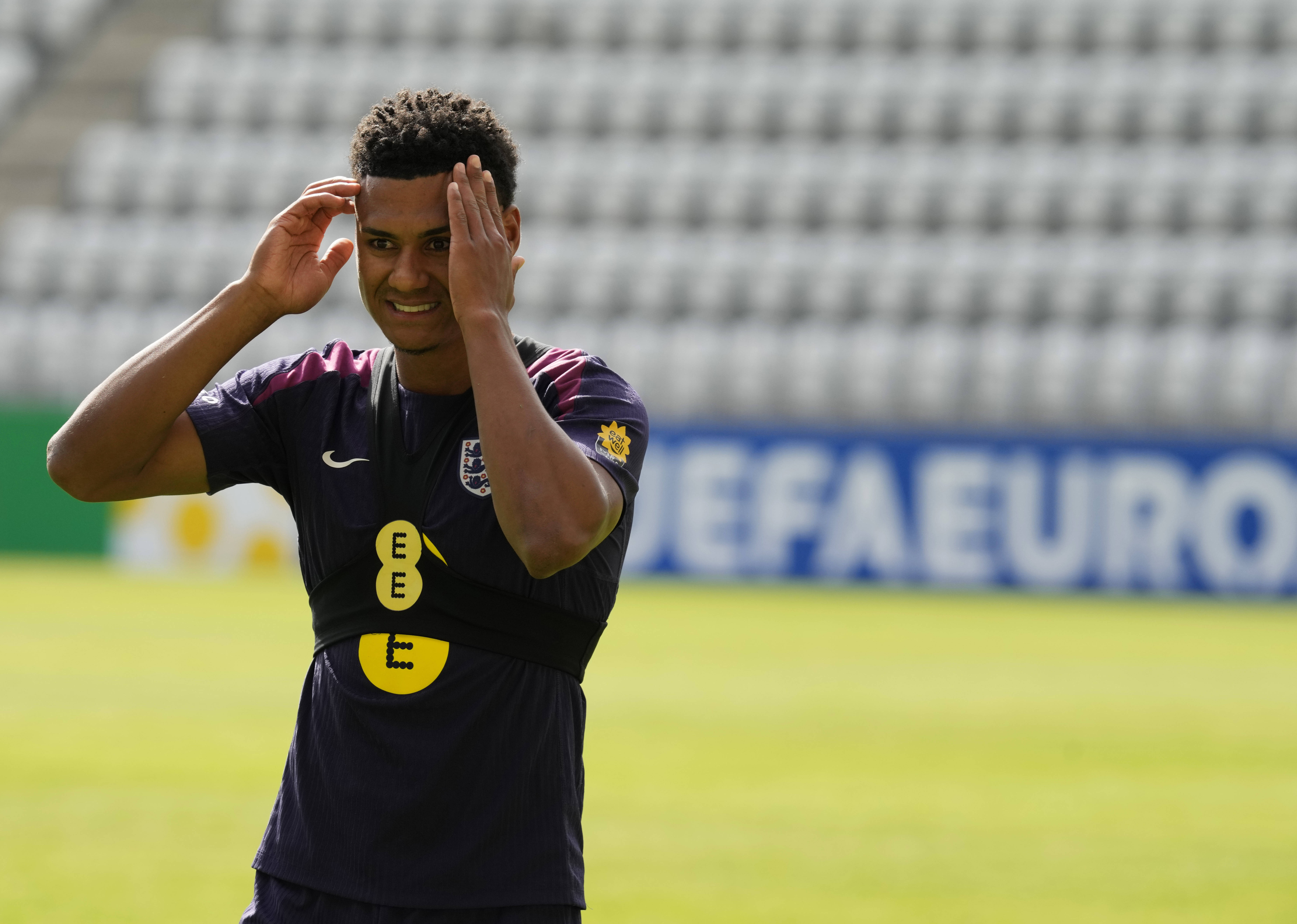 英格兰队勇夺胜利，晋级国际比赛半决赛