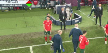 关于西班牙连续两场失利，小组排名下滑的信息